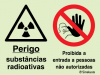 Sinal composto duplo, perigo substâncias radioativas e proibida a entrada a pessoas não autorizadas